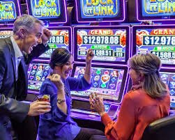 Antarmuka aplikasi mobile wartales menampilkan menu utama dengan kategori permainan slot, live casino, dan sportsbook